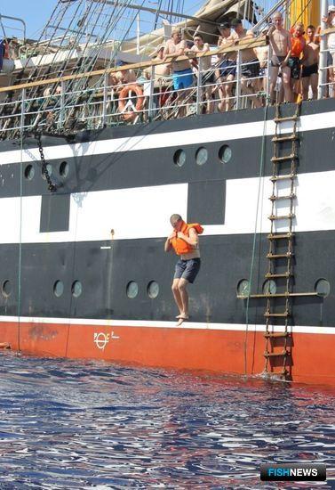 На «Палладе» отправили практикантов за борт На «Палладе» отправили практикантов за борт