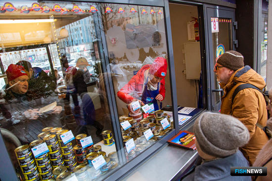 Дальневосточная рыба идет нарасхват на Новом Арбате