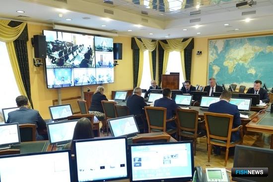 Лов минтая на Западной Камчатке осложняет погода