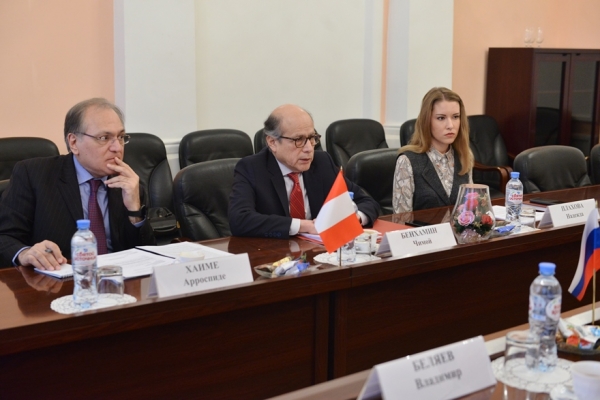 
			В Росрыболовстве состоялась встреча с послом Перу Луисом Бенхамином Чимоем Артеагой		