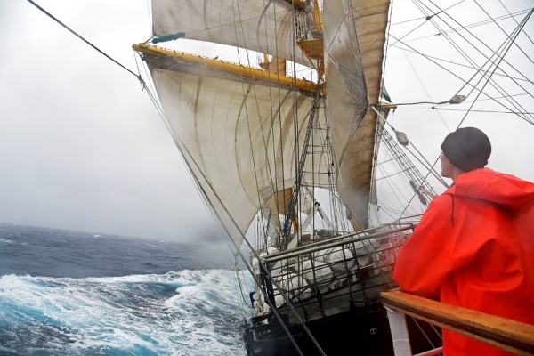 
			Новости кругосветки: на траверзе Мадагаскара &laquo;Паллада&raquo; поймала попутный ветер и пятибалльную качку		