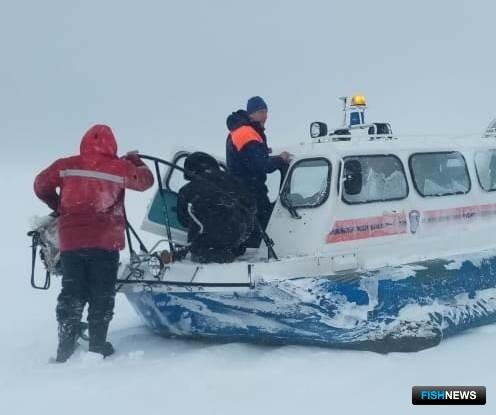 Рыболовов-любителей на Сахалине спасли из ледового плена Рыболовов-любителей на Сахалине спасли из ледового плена