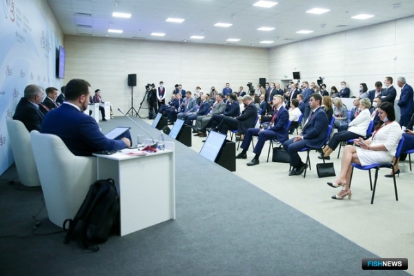 Инвестиционные квоты и краб: кто с чем выступил на ВЭФ