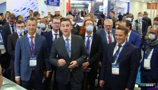 Регулятор продолжил диалог с рыбаками на выставке