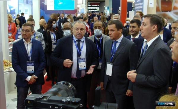 Регулятор продолжил диалог с рыбаками на выставке