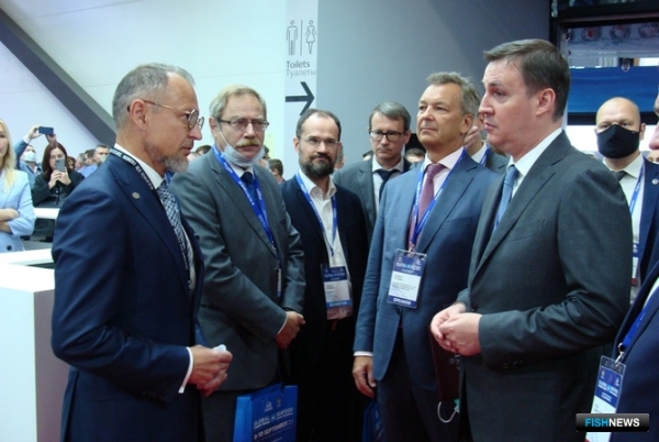 Регулятор продолжил диалог с рыбаками на выставке