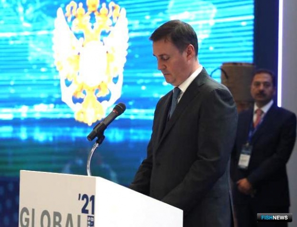 Регулятор продолжил диалог с рыбаками на выставке