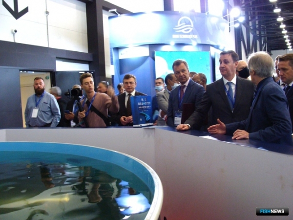 Регулятор продолжил диалог с рыбаками на выставке