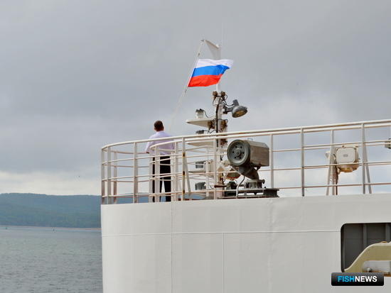 На краболове «Охотск» подняли флаг