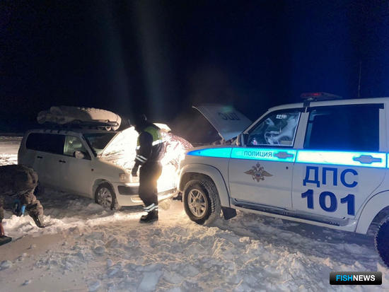 Якутских рыбаков и их спасительниц выручили полицейские