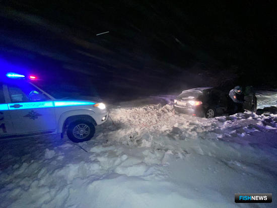 Якутских рыбаков и их спасительниц выручили полицейские