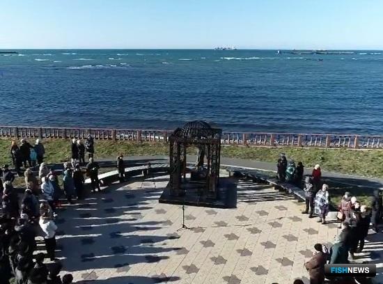 Жители Невельска чтят память не вернувшихся с моря