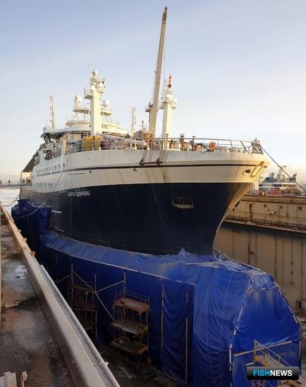 Головной супертраулер для РРПК покидает док